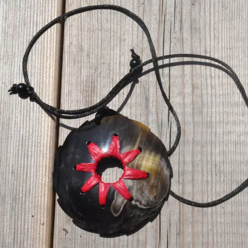 Collier pendentif en corne et raphia rose