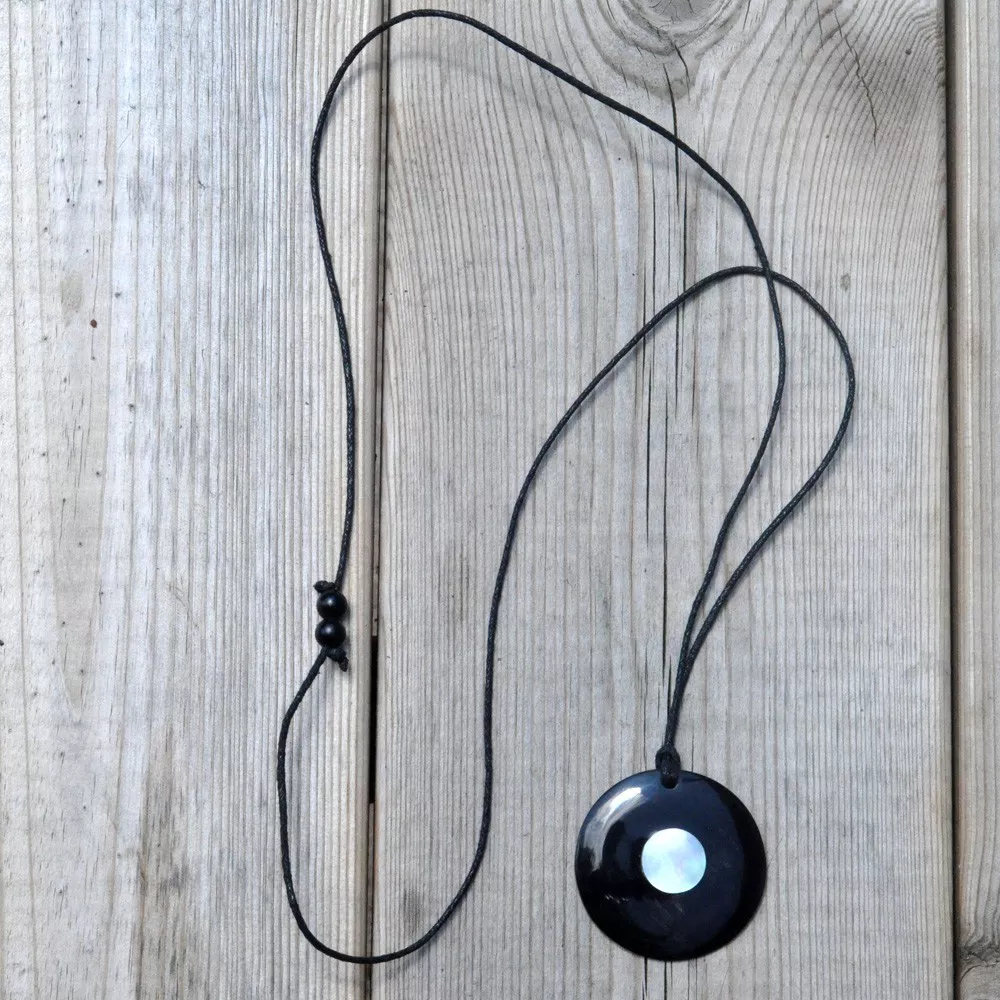 Collier pendentif rond avec nacre – vue 3