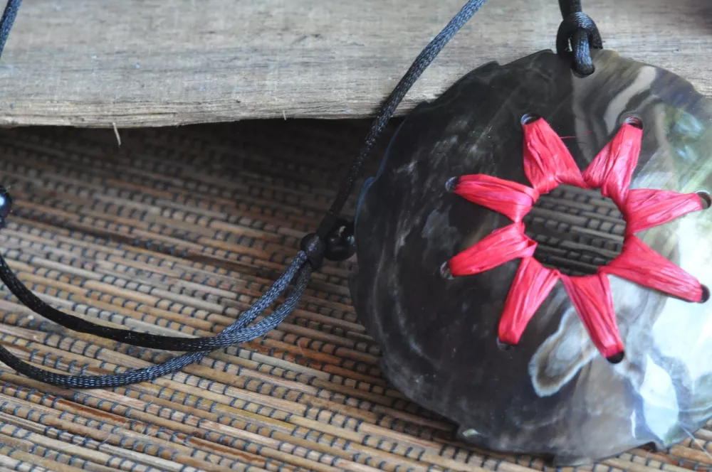 Collier pendentif en corne et raphia rose – vue 2