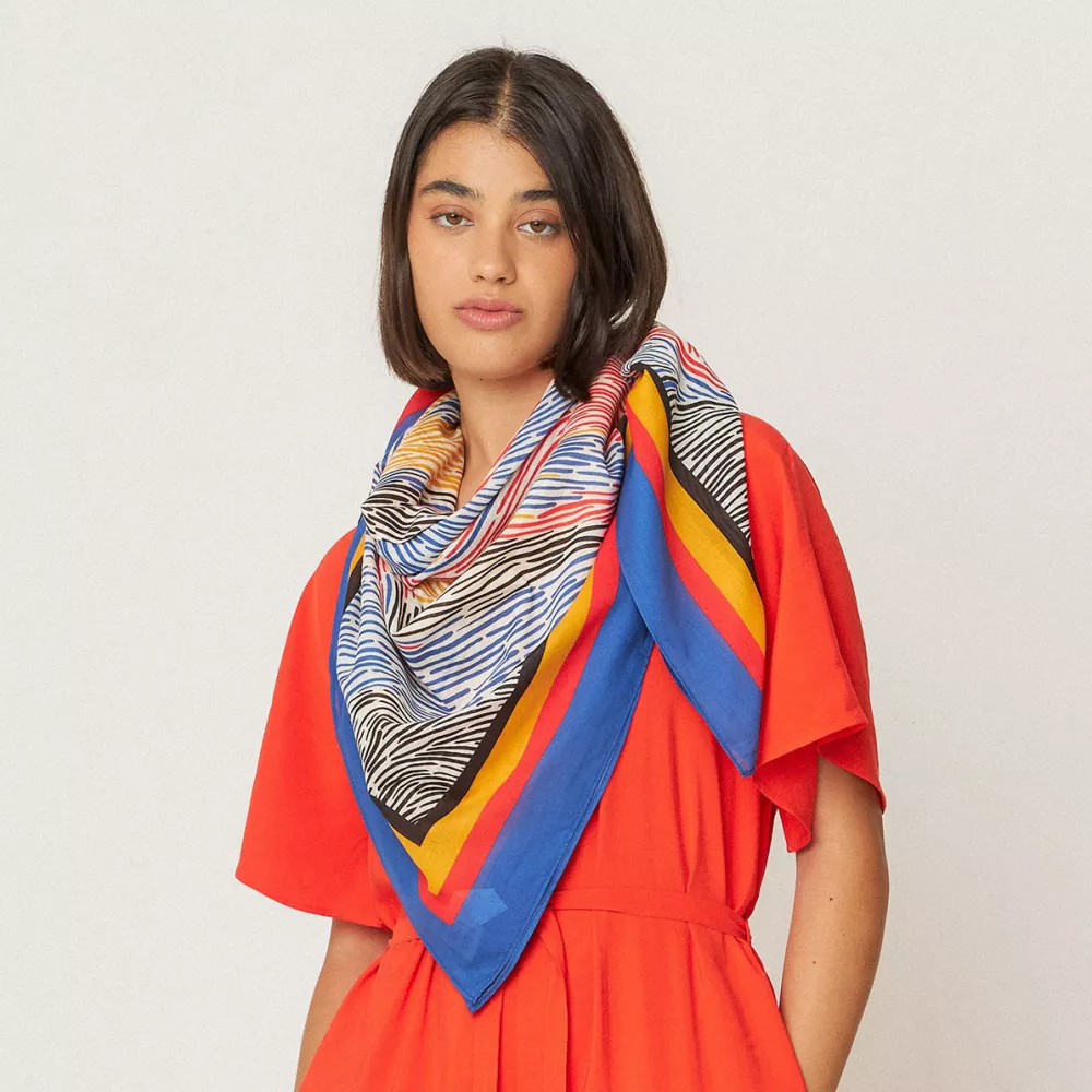 Foulard IZUR-GOTS motif emprunte bleu rouge orange – vue 3