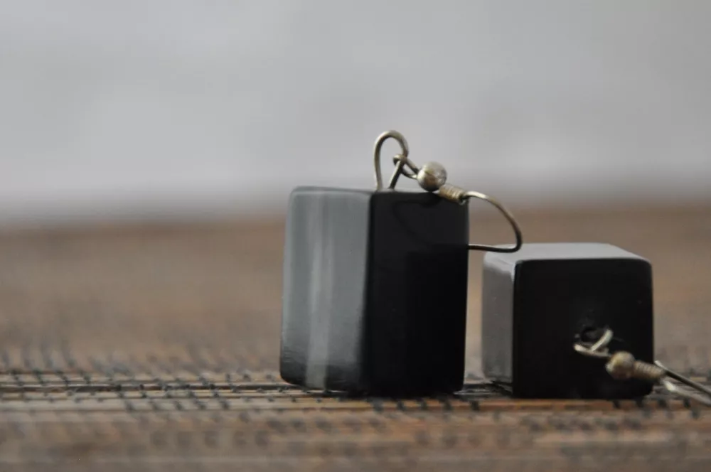 Boucles d'oreilles CUBE en corne – vue 2