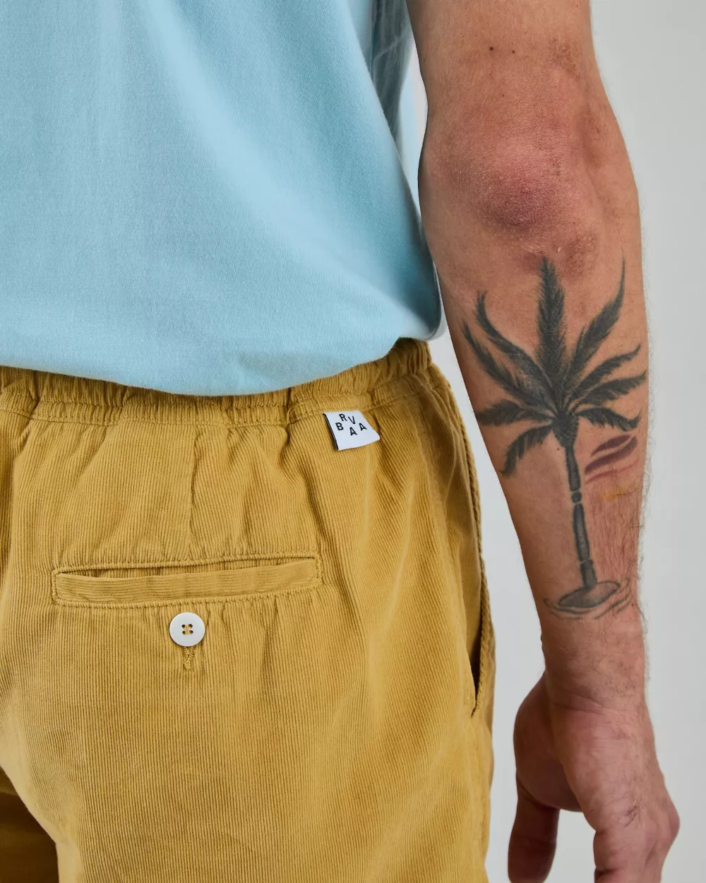 Short Homme en velours milleraies fin moutarde – vue 4