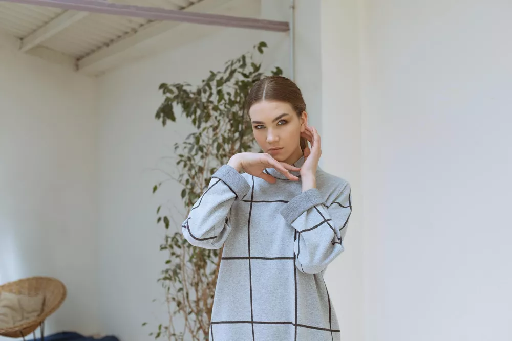 Robe sweat col roulé, gris carreaux noirs – vue 4