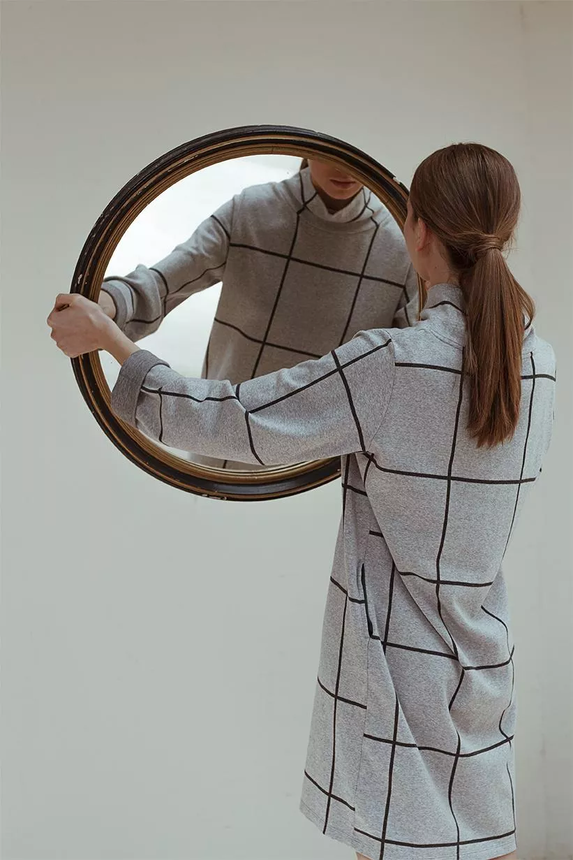 Robe sweat col roulé, gris carreaux noirs – vue 5
