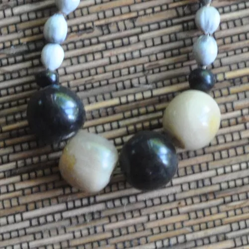 Collier corne et graines