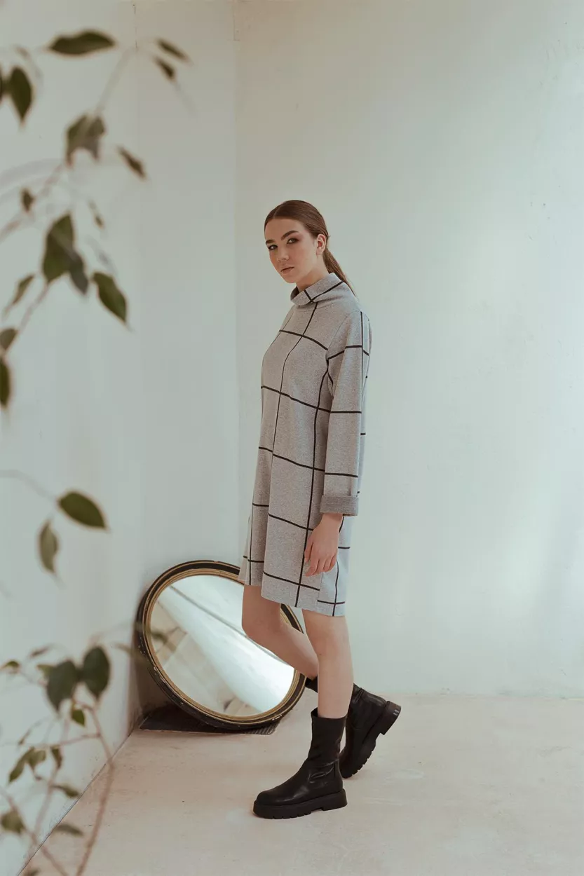 Robe sweat col roulé, gris carreaux noirs – vue 3